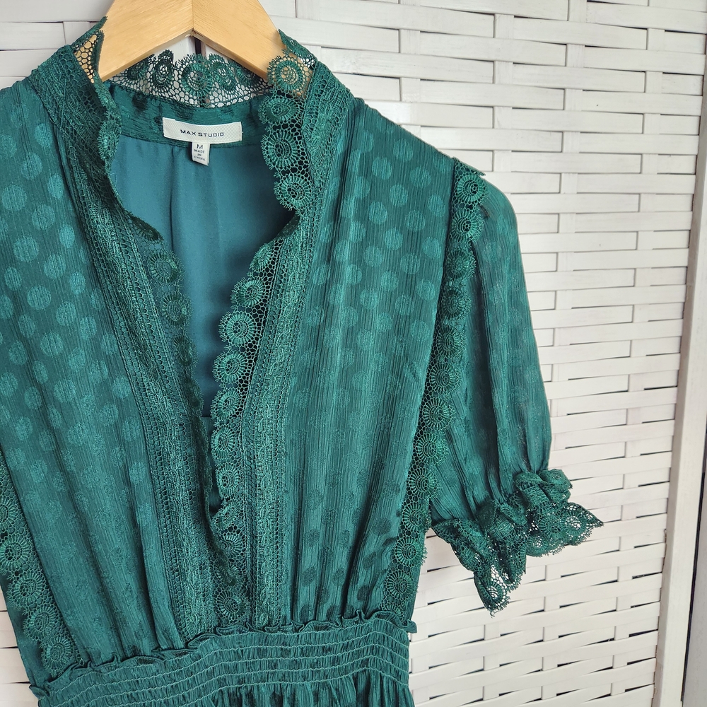 Max Studio Women's Maxi Dress Size M Gorgeous Green Polka Dots‎ With Lace Detail